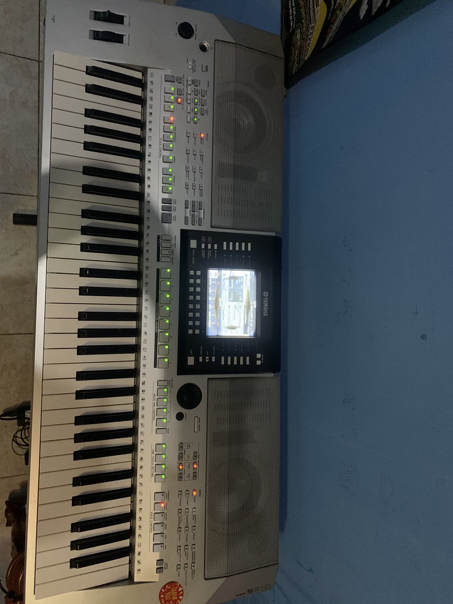 milit0mysal's tweet image. HELP RT / LIKE

WTS KEYBOARD YAMAHA PSR S-910 Bekas

Price : 5.000.000
Include : Adaptor, Keyboard, Stand, Sustain
Dm for detail!! 

#zonauang #musik #keyboardyamaha