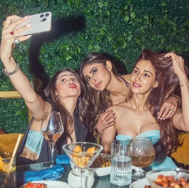 BtownKi's tweet photo. Mouni Roy's friends last night at her restaurant's launch.
.
.
.
.
.
.
.
#mouni #mouniroy #actor #bollywood #dishapatani #ankitalokhande #ankitalokhandejain #VickyJain #remodsouza #mandirabedi #congratulations #celebslife #celebrity #BollywoodCelebrity #bollywoood https://t.co/0nwWL3eaRU