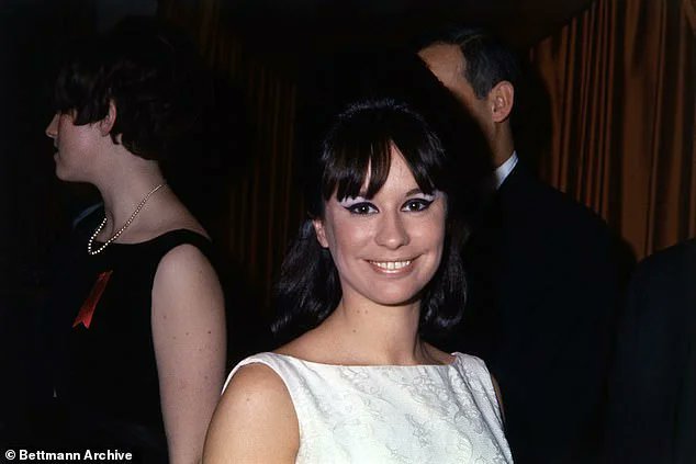 EmmaPeel_Knight's tweet photo. RIP Astrud Gilberto 😢😢😢
83 Jahre alt
Legendäre klassische Sängerin, bekannt für den Hit der 1960er Jahre »The Girl From Ipanema«, der bis heute ein #Supersong blieb 🥰
https://t.co/ozX46FbZIs https://t.co/EstIzlt34d