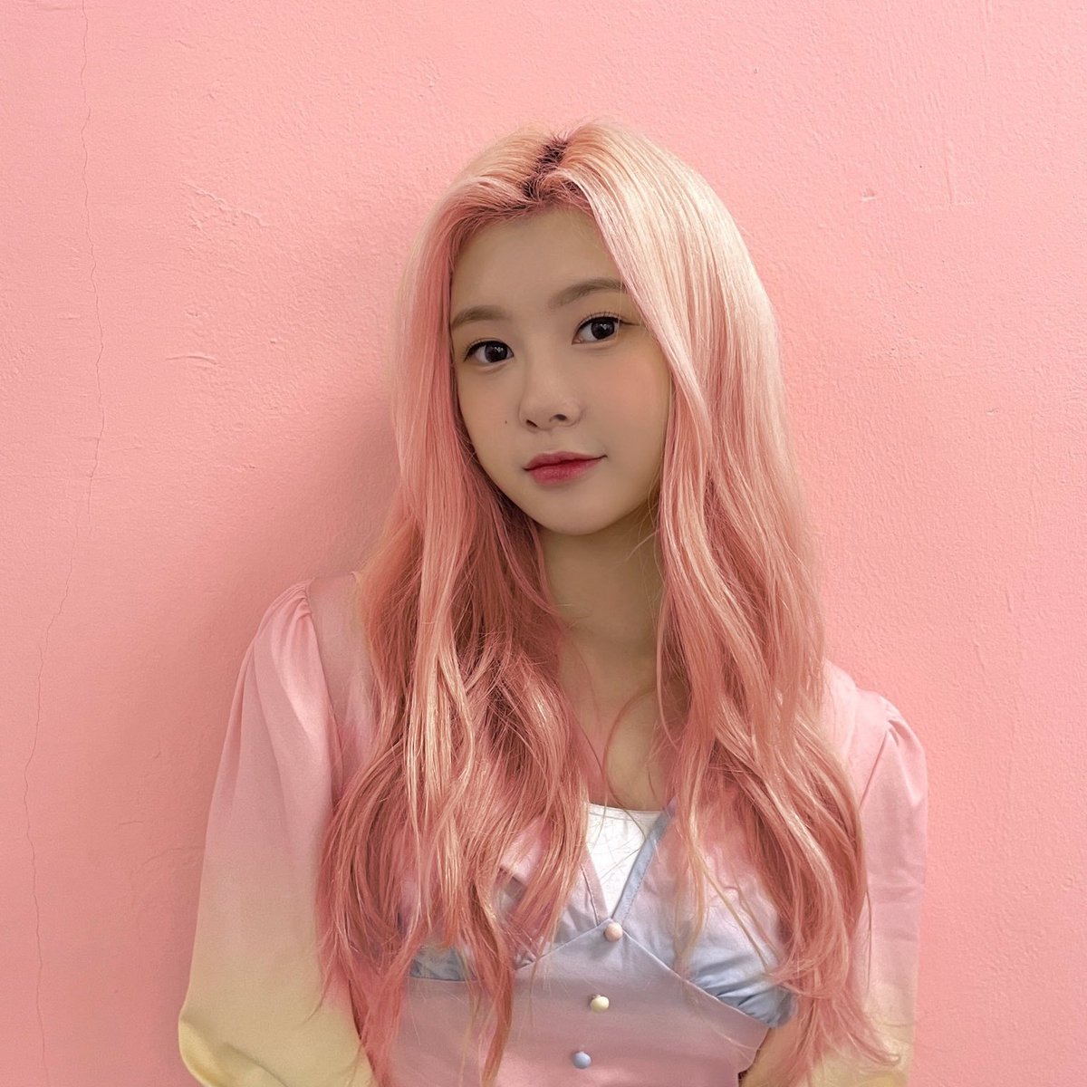 still manifesting dayeon pink hair...