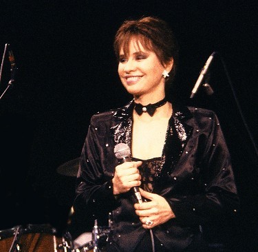 EmmaPeel_Knight's tweet photo. RIP Astrud Gilberto 😢😢😢
83 Jahre alt
Legendäre klassische Sängerin, bekannt für den Hit der 1960er Jahre »The Girl From Ipanema«, der bis heute ein #Supersong blieb 🥰
https://t.co/ozX46FbZIs https://t.co/EstIzlt34d