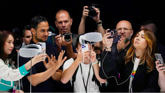 MOYA_future's tweet photo. Welcome to a new era @Apple #VisionPro https://t.co/OcdbRLToR1
