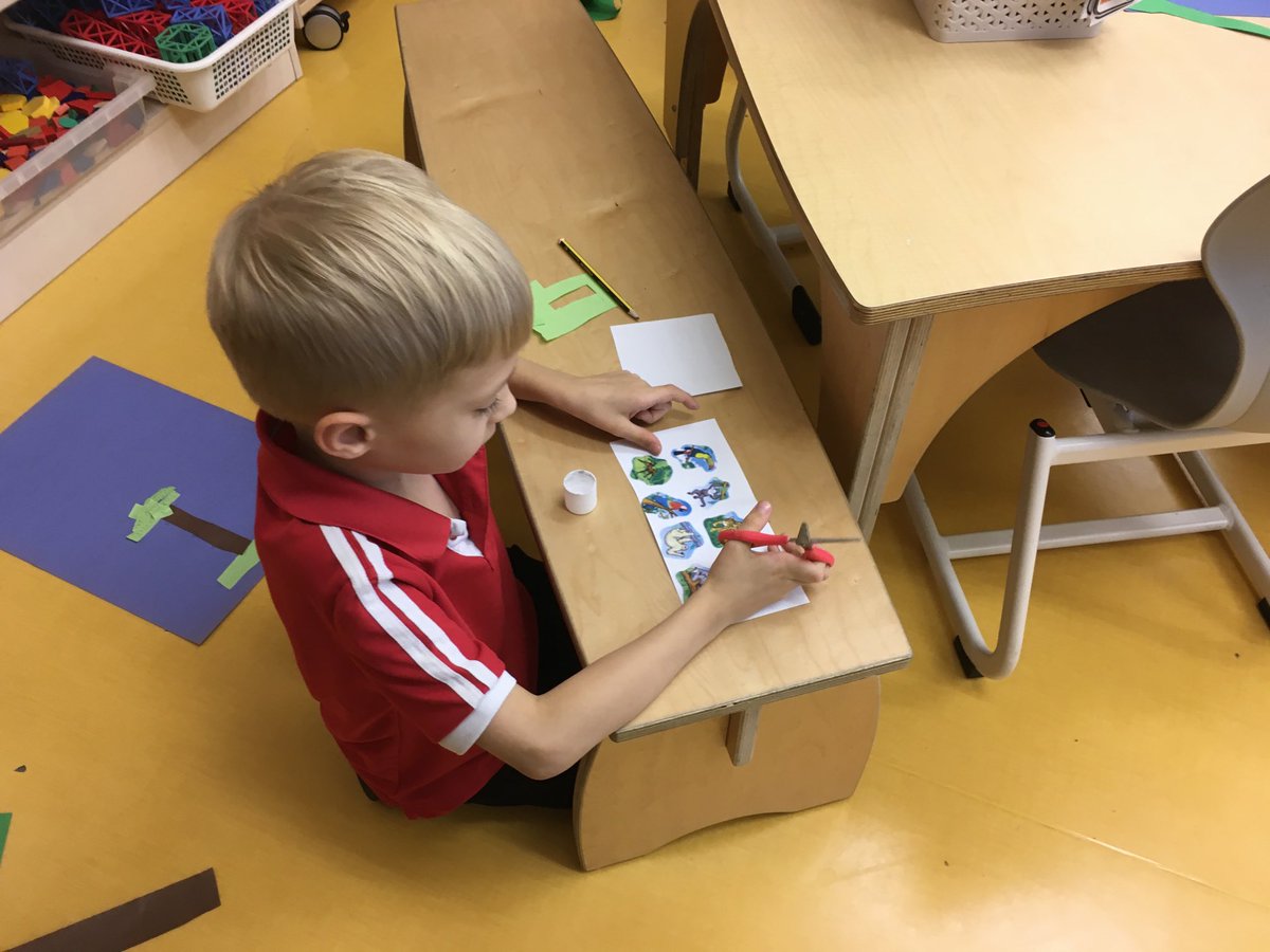 ClareHibbard's tweet image. Exploring and researching into the layers of the rainforest by building our own. We inquired into the importance of each layer and what lives there ⁦@DAAElementary⁩