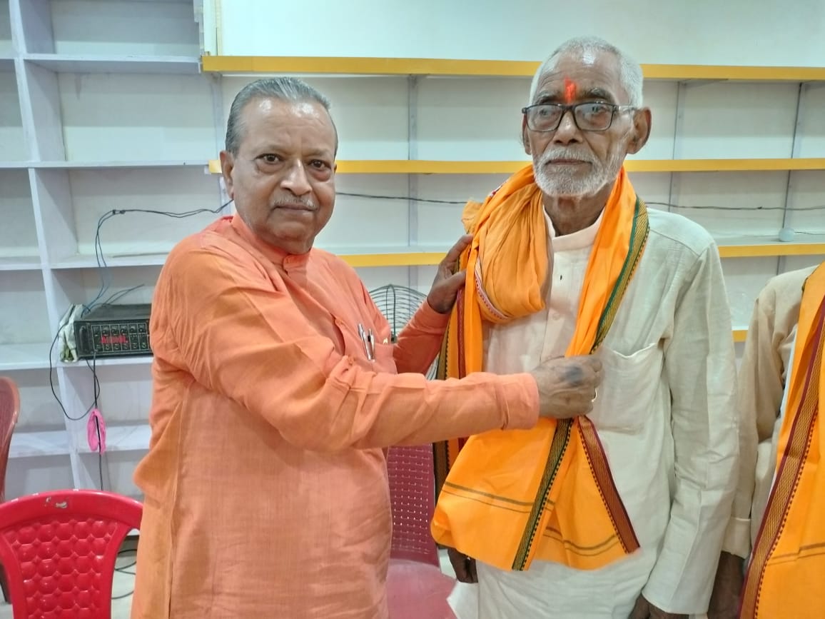 bjpraghvendra99's tweet photo. 9 साल बेमिसाल कार्यक्रम के अं���र्गत आयोजित सेमरिया बाजार पर बड़हरा विधानसभा के वरिष्ठ कार्यकर्ता संवाद सह भोज कार्यक्रम में शामिल हुआ ।
कार्यक्रम में जिलाध्यक्ष दुर्गा राम,जिला उपाध्यक्ष धीरेन्द्र सिंह और मंडल अध्यक्ष सहित सम्मानित जनता व कार्यकर्ता शामिल हुए ।
#9YearsOfSeva https://t.co/Cyc2UVrwNk