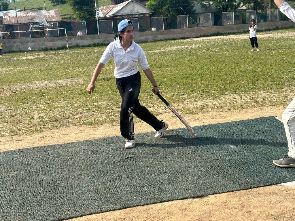 FatimaD75261608's tweet photo. Breaking barriers in North Kashmir Womens Premier League! Kashmiri girls grab a golden opportunity provided by the Indian Army to showcase their cricket skills.  #NKPL #KashmiriGirlsCricket #Empowerment @BCCIWomen @NorthernComd_IA @ChinarcorpsIA @RadioChinar https://t.co/NlNv7c1aIP
