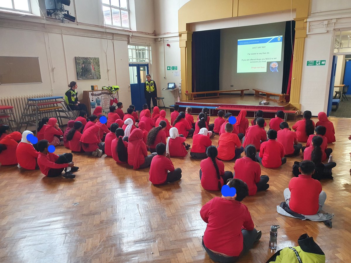 PC Ward ablely assisted by PC Cooper have been @StBenedictsB10 this morning with Y6 talking about the dangers of drugs.Lots of interaction from the pupils with knowledge shared. Helping the pupils understand the dangers and ways to avoid drugs. #YourDecisionYourFuture #justsayno