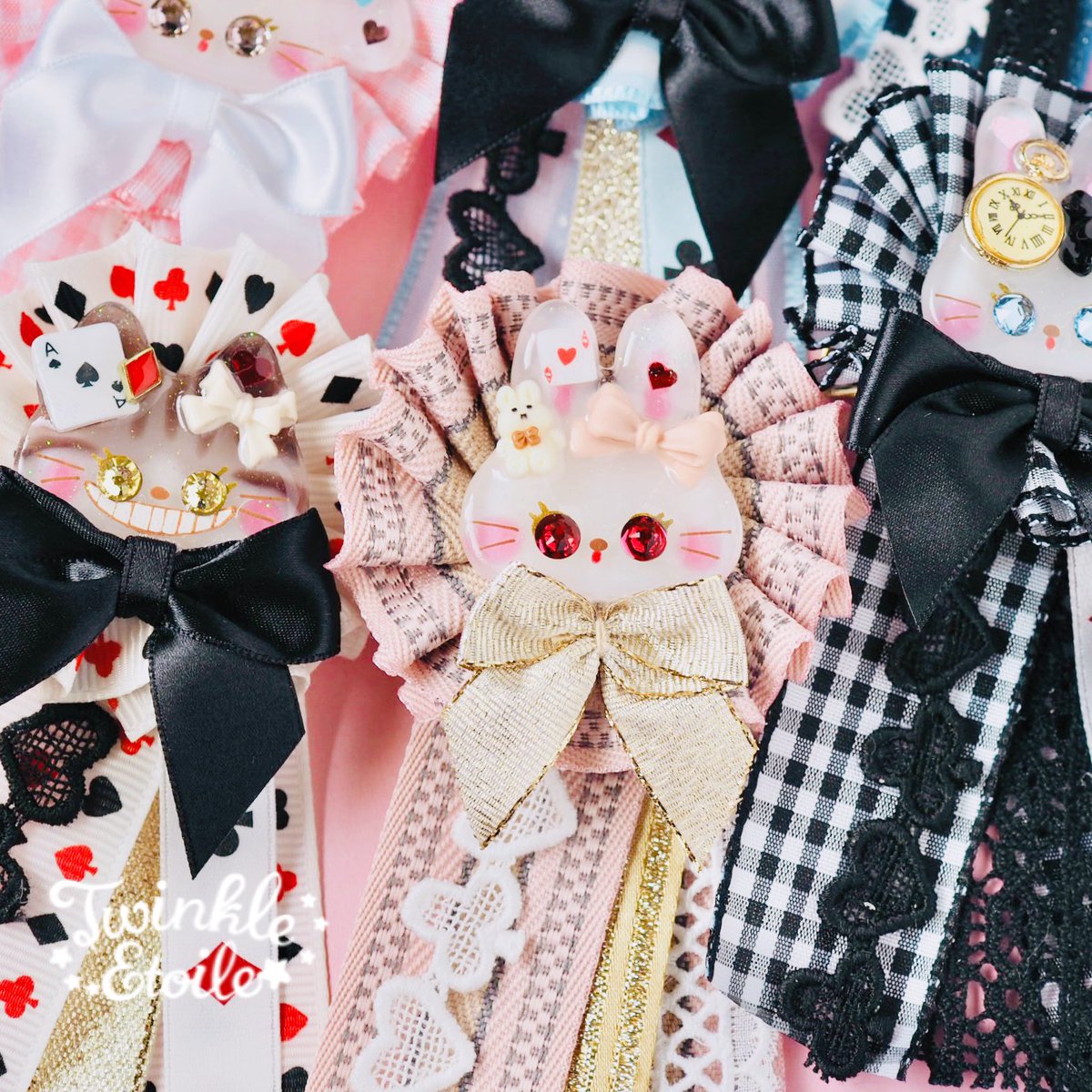 mikurouxx's tweet photo. ハンドメイドアクセサリーも全部新しく制作してます🎀🎀🎀
全部アリスがテーマだけど、今年ずっと作ってるからだんだん「アリス」とみなす範囲が広くなってきた気がします😂

🐱🐱🐱神戸個展まであと11日🐰🐰🐰 https://t.co/MMAe3IhZ7H