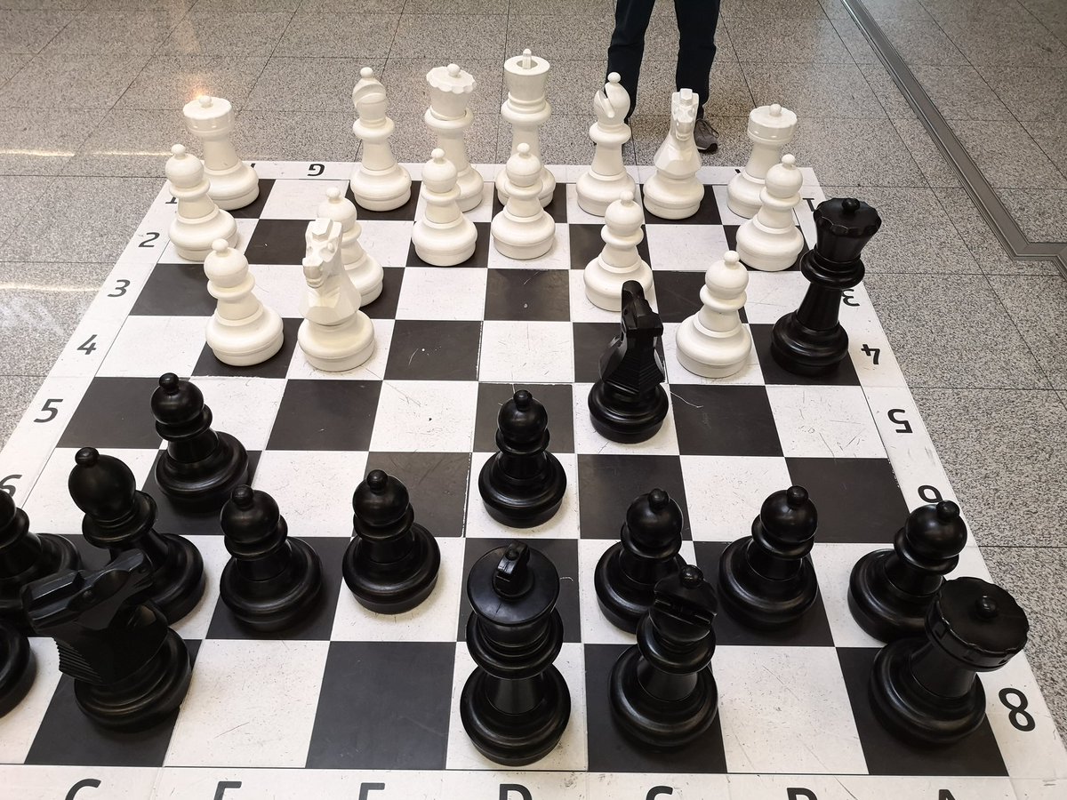 Chess game @KrakowAirport before flight. 😁
@MagnusCarlsen fyi 😉