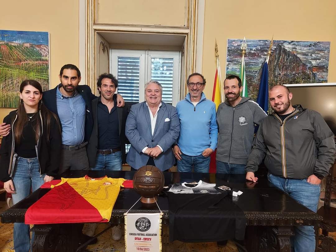 🔛 Con la conferenza di ieri presso la sede dell’#EnteParcodelleMadonie di Petralia Sottana, si è ufficialmente aperta la settimana della Sikelia Cup.

❤️💛 Felici di avere accolto la delegazione corsa e il suo massimo rappresentante André di Scala.

#SiciliaFA