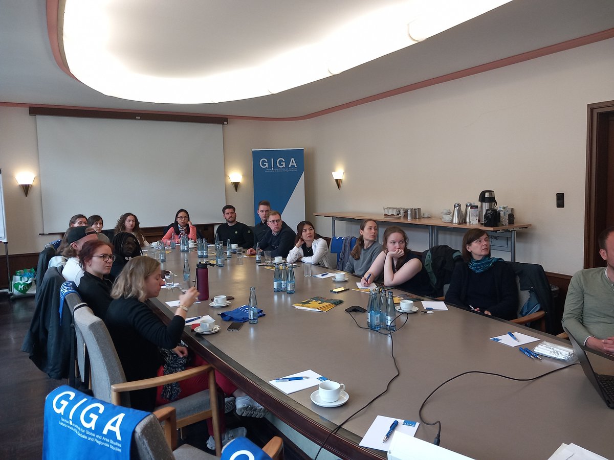 GIGA_Institute's tweet photo. Student:innen der @UniBonn haben uns besucht, um mehr über das #GIGA und unseren globalen Forschungsansatz zu erfahren. Es war schön, euch kennenzulernen! Wir wünschen euch weiterhin viel Erfolg bei eurem Studium. #wissenschaft #nachwuchsfördern #forschen https://t.co/pkKLaFWANf https://t.co/lPYxztkI9F