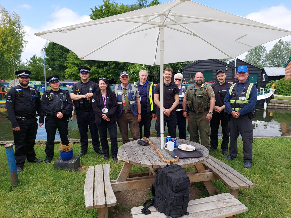 ChelmsCouncil's tweet photo. Itโs #ChildSafetyWeek & the sun is shining - what better time to discuss #WaterSafety?
Our Community Safety Team recently held a Day of Enforcement at #PaperMillLock, to engage with the public & discuss all things water safety โ incl the importance buoyancy aids. ๐ https://t.co/VMLXnu7YV2