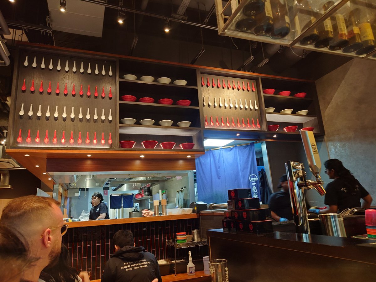 tk00vc's tweet photo. まともな食事を求めて日本食に手を出してしまったが、どこか様子がおかしい。味噌汁とラーメンの中間みたいなスープに、うどんと餃子とたっぷり野菜が入った何かが出てきた。あと、一風堂のロンドン支店は内装がなんか狂気。味はどっちも美味しかったです。 https://t.co/zNVrVIi2Ay