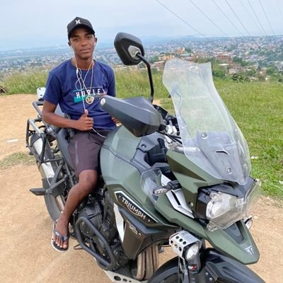 Um menino encantou a quebrada e agora foi cantar o céu Mesmo sendo tão novo na idade Mas na terra já fez seu papel O que sempre era bem alegre, e agora vai ficar na memória 🎶😓💔 Brilha Menino ✨ o céu e seu limite 🥺