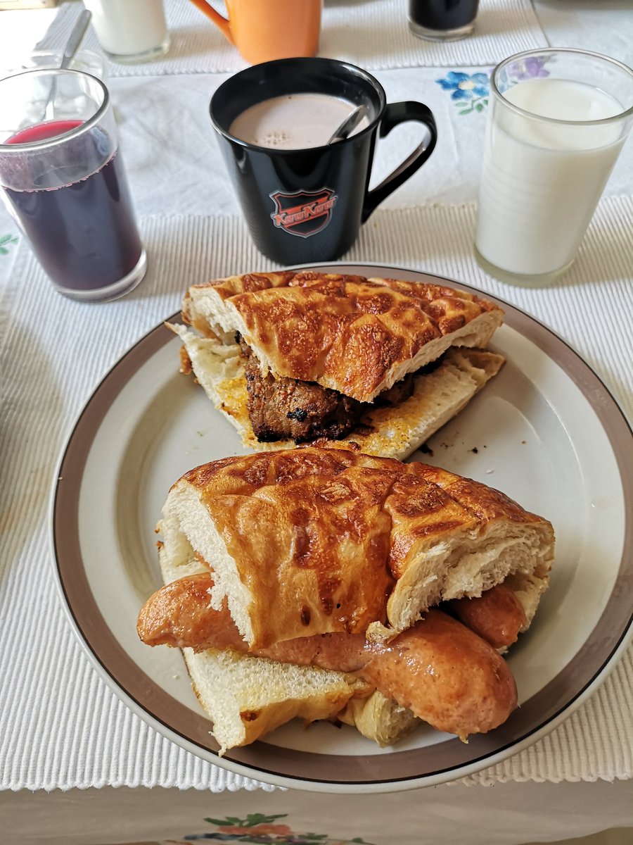 JuhaTenhonen's tweet photo. #äijäbrunssi #täyslihahampurilainen #Kivikylän #kasslerpihvit #kymenleipomon #juustosarvi molemmat #punalappusii #hotdog #hk #kabanossi #salamicheddar #punalappusii #hetelmii #trube #persikkarahkapitko #punalappusii #pitäjämäenmehutehdas #suomalainen #luomumustikkamehu https://t.co/PCcST1b5tD