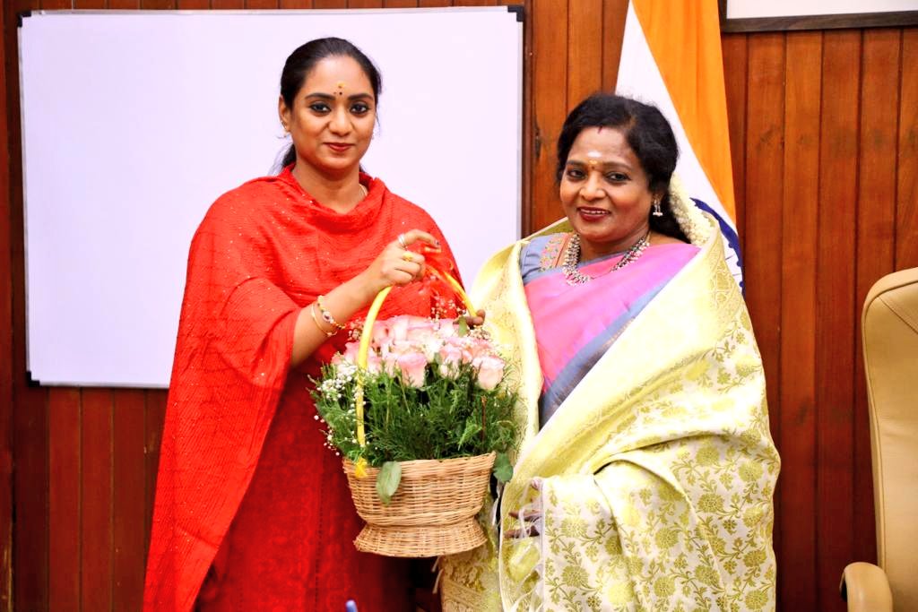DrTamilisai4BJP's tweet photo. Hon'ble Minister of Transport Puducherry Smt.Chandira Priyanga called on at Raj Nivas,#Puducherry and Discussed various ongoing development projects related to her Ministry.
@SPriyanga_offl https://t.co/LtMOmi599p