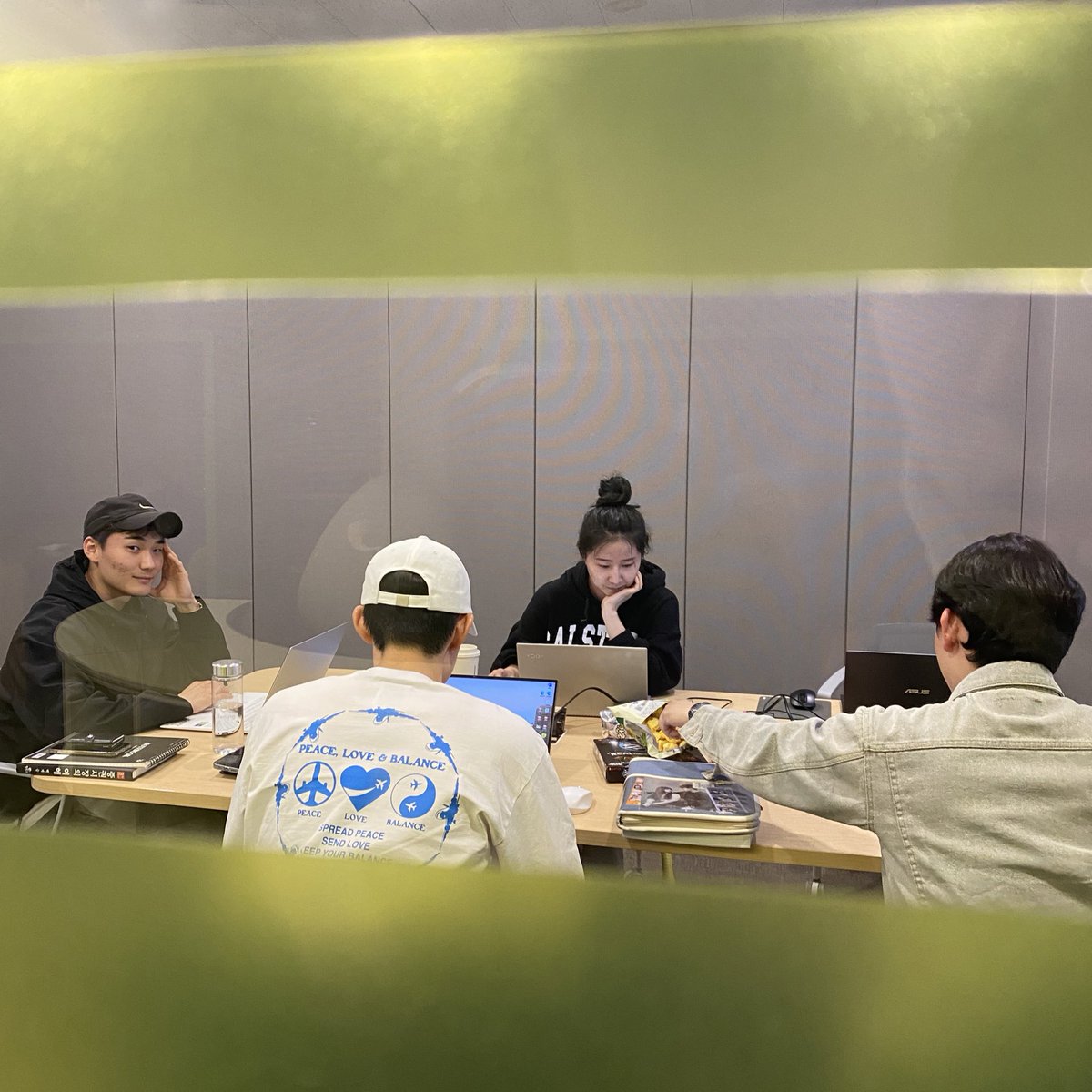 YohanCho777's tweet photo. #2023TreasureHunt #GBTWriting #HUFS #GBT #한국외대

Memories of 2023 spring at HUFS🥹 https://t.co/D4QxRWOg63