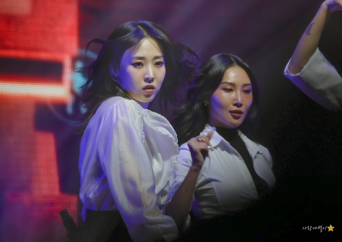 Ivett1222's tweet photo. Moonbyul's hair in this photo... WOW ✨ SO GORGEOUS https://t.co/0iyE1yyLSr