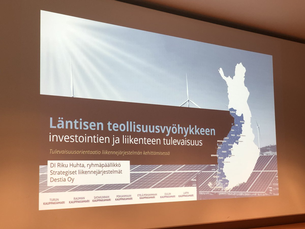 Tulevaisuuden liikenneyhteyksiä ei voida rakentaa menneisyyteen perustuen, sanoo <a href="/PaulaErkkila/">Paula Erkkilä</a> avatessaan kauppakamareiden tilaisuuden Pikkuparlamentissa. Läntisen teollisuusvyöhykkeen mittavat tulevat investoinnit on huomioitava. #vihreäsiirtymä #investoinnit #liikenne