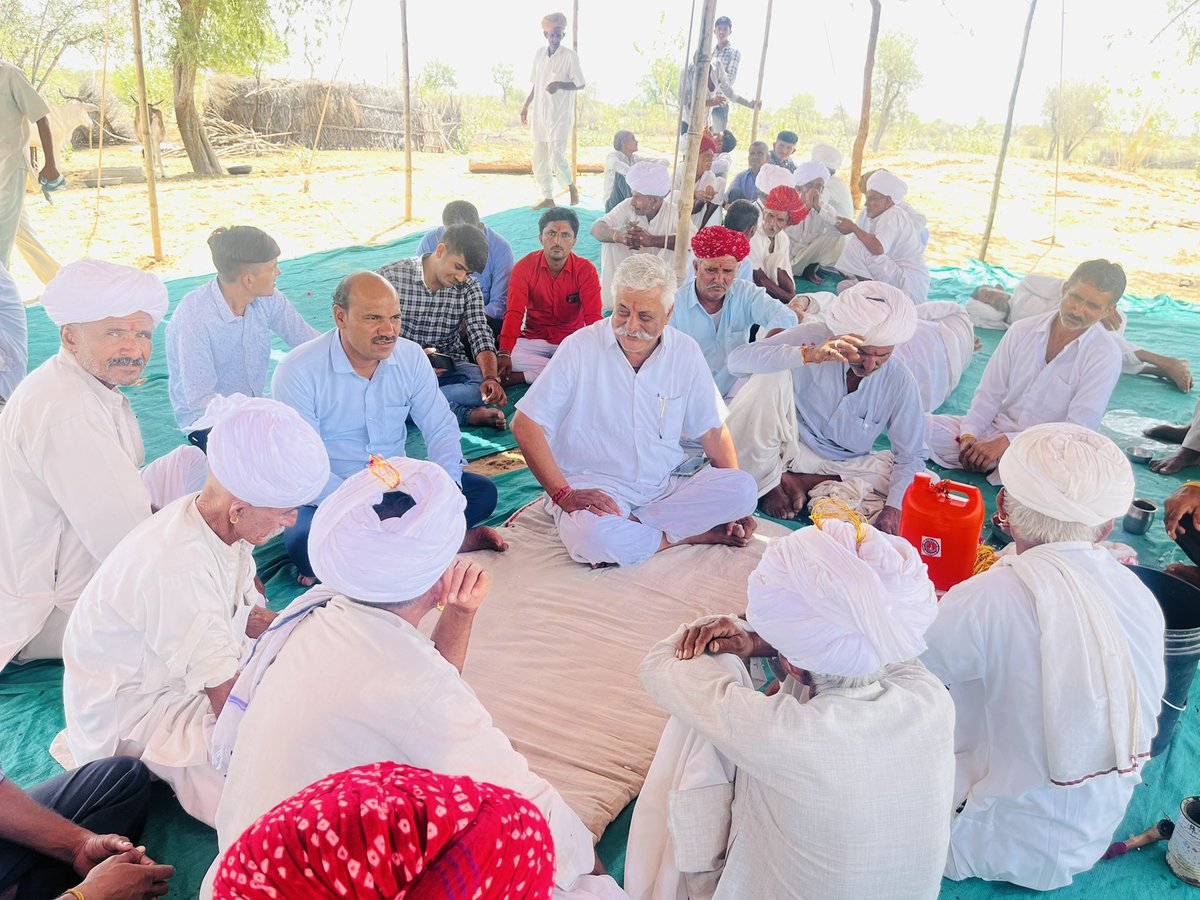 BaytuBalaram's tweet photo. बायतु विधानसभा क्षेत्र के परेऊ गाँव के बेनिवालों की ढाणी में श्री राणाराम जी पूनियां के माताजी के स्वर्गवास पर आयोजित सामाजिक कार्यक्रम में सम्मिलित हुआ।
#Pareu #परेऊ #Baytu #बायतु https://t.co/2xvMwkiWYD