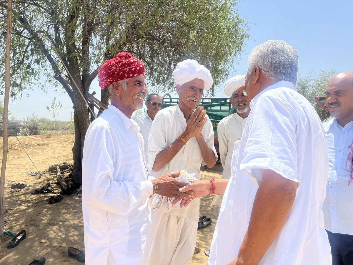 BaytuBalaram's tweet photo. बायतु विधानसभा क्षेत्र के परेऊ गाँव के बेनिवालों की ढाणी में श्री राणाराम जी पूनियां के माताजी के स्वर्गवास पर आयोजित सामाजिक कार्यक्रम में सम्मिलित हुआ।
#Pareu #परेऊ #Baytu #बायतु https://t.co/2xvMwkiWYD