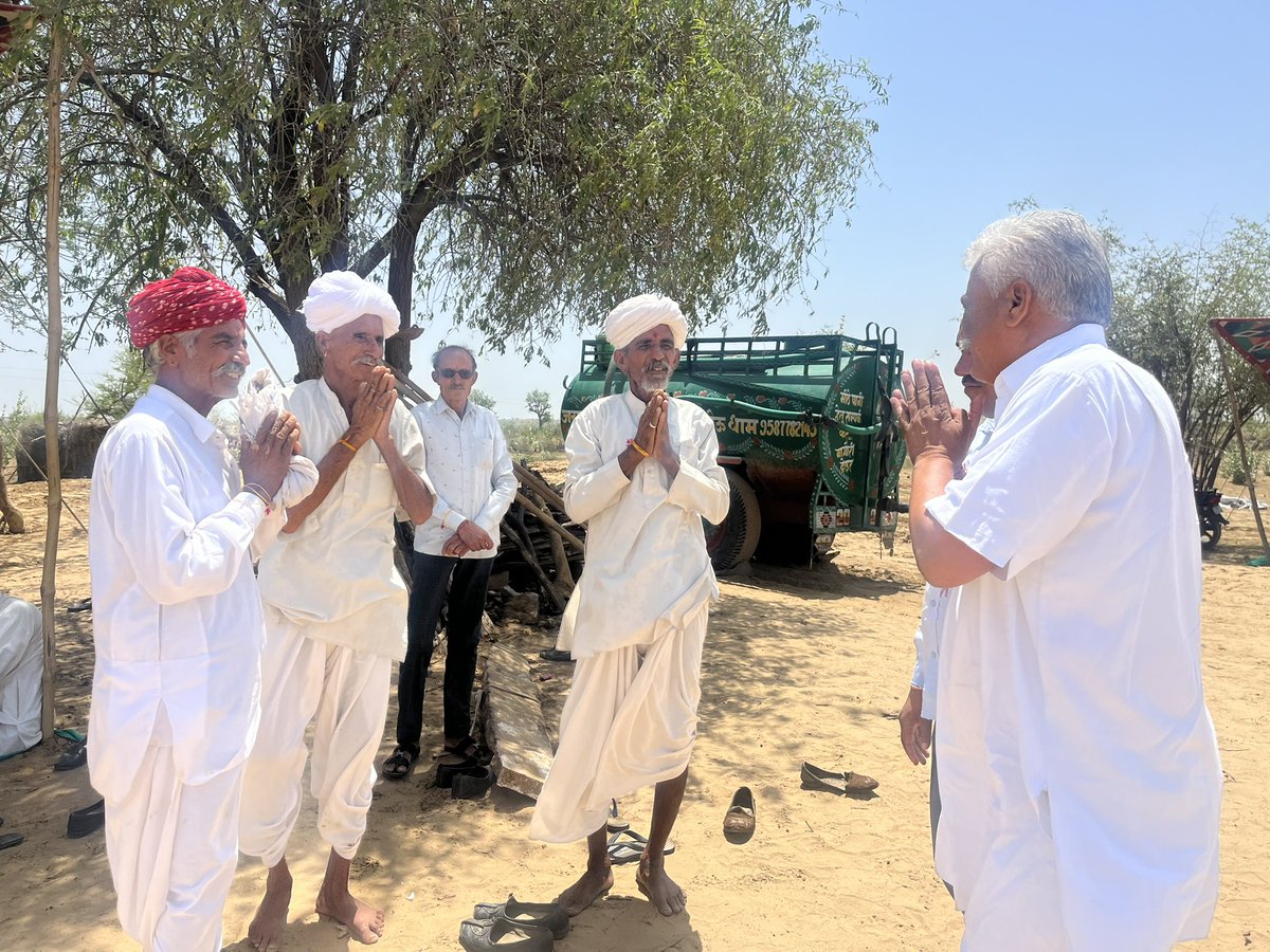 BaytuBalaram's tweet photo. बायतु विधानसभा क्षेत्र के परेऊ गाँव के बेनिवालों की ढाणी में श्री राणाराम जी पूनियां के माताजी के स्वर्गवास पर आयोजित सामाजिक कार्यक्रम में सम्मिलित हुआ।
#Pareu #परेऊ #Baytu #बायतु https://t.co/2xvMwkiWYD