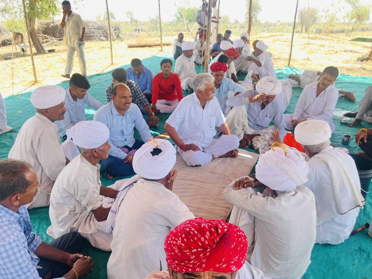BaytuBalaram's tweet photo. बायतु विधानसभा क्षेत्र के परेऊ गाँव के बेनिवालों की ढाणी में श्री राणाराम जी पूनियां के माताजी के स्वर्गवास पर आयोजित सामाजिक कार्यक्रम में सम्मिलित हुआ।
#Pareu #परेऊ #Baytu #बायतु https://t.co/2xvMwkiWYD