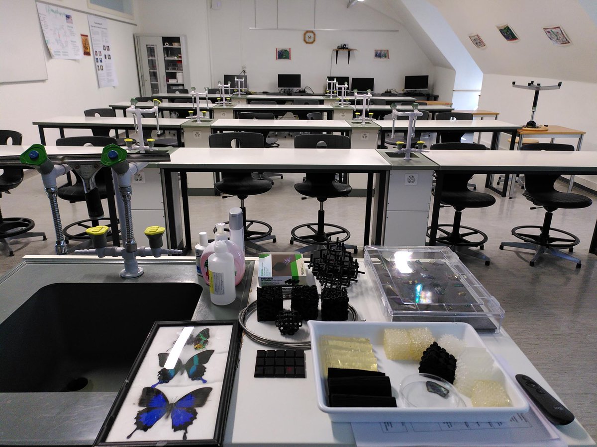 ViolaVogler's tweet image. Yesterday, I had the pleasure of meeting the students of the Collège St-Michel in Fribourg. My first scientific presentation in French about #StructuralColor in nature was very exciting. Thank you for the interesting questions! @NCCRbioinspired
#Aresearcherinyourclass #NCCRWomen