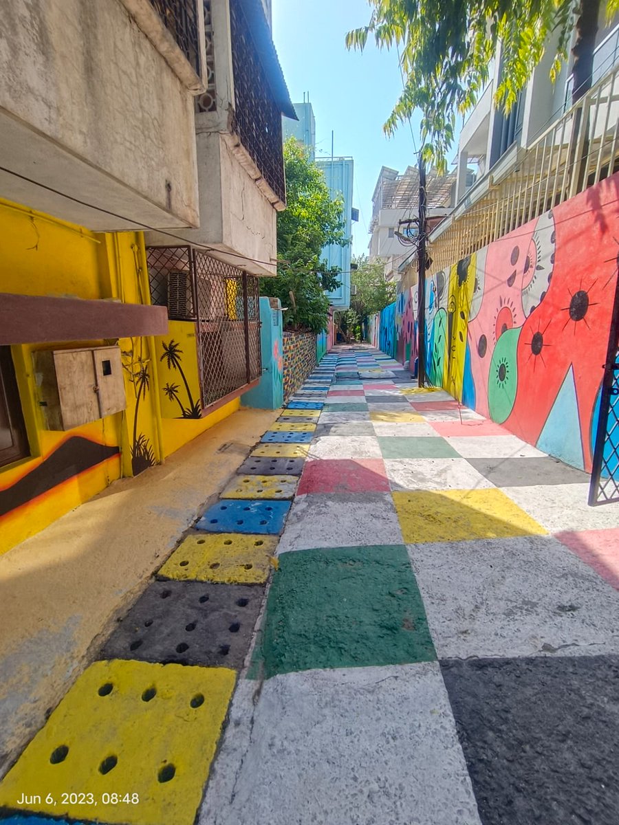 ngpnmc's tweet photo. #NMC is taking steps to make city more vibrant.The back lane Tukaram Chal in the Sadar area of #Nagpur is shining bright as it is colorfully painted. We motivate all the citizens of Nagpur to decorate and bring colors to their streets.#wallsofnagpur #citystreets #माझीवसुंधरा https://t.co/IzLSngHwZ6