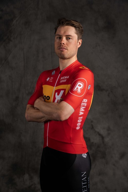 LeGruppetto's tweet photo. Uno-X présente un nouveau maillot pour le Tour de France, à lequel l'équipe masculine prendra part pour la première fois de son histoire (seconde fois pour l'équipe féminine). Le changement a lieu pour mettre en avant Rema 1000, un nouveau sponsor. #TDF2023 https://t.co/t9J4m7LCYS