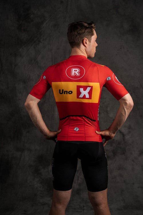 LeGruppetto's tweet photo. Uno-X présente un nouveau maillot pour le Tour de France, à lequel l'équipe masculine prendra part pour la première fois de son histoire (seconde fois pour l'équipe féminine). Le changement a lieu pour mettre en avant Rema 1000, un nouveau sponsor. #TDF2023 https://t.co/t9J4m7LCYS
