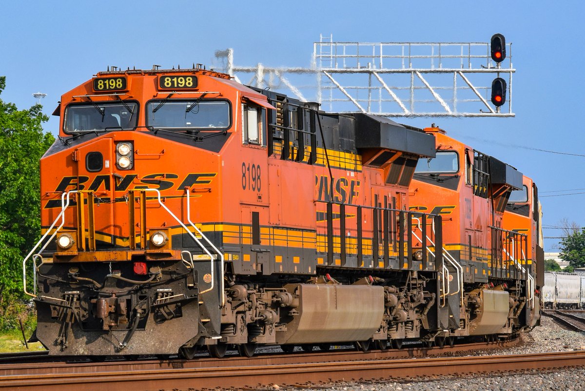 A 3 lead @BNSFRailway led by Unit 8198 (GE ES44C4) around the Tower 26 Curve in Houston, Tx.  #Train #Trains #Trainphotos #Trainphotography #Railfanning #Railroad #Railphotos #Railphotography #BNSF #Houston