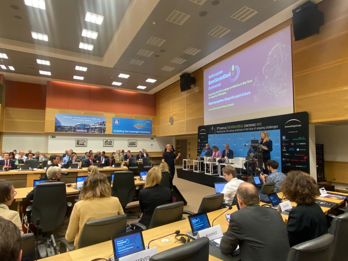 🟢 SESSION 1 🟢 #EnerGreenDeal

We start the day with a discussion between EVP @TimmermansEU and business leaders on the complex equation facing Europe:

How to balance secure #energy supply and socioeconomic stability with commitment to the EU's #climate mitigation agenda? 💭