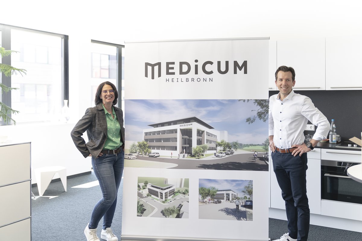 agenturkindt's tweet photo. Form follows function!  👉🏻  Gestaltung der Marke "Medicum Heilbronn" 🤝

✔️Formgebung des "M"  aus der Architektur 
 ✔️"i" symbolisiert den Mensch im Zentrum 
✔️Typografie mit optimaler Lesbarkeit 

#agenturkindt #marken #medien #design #logo #konzept #typografie #agencyprojects https://t.co/2YSqBKi7KB