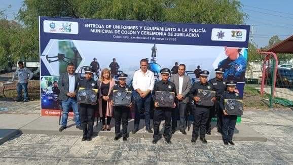 #CompromisosQueSeCumplen. Reforzamos a la Secretaría de Seguridad Pública Municipal de #Colón , con la entrega de uniformes, radiocomunicación y armamento. La seguridad es responsabilidad de todos, y comienza con una buena formación desde casa. #JuntosVolamosAlto