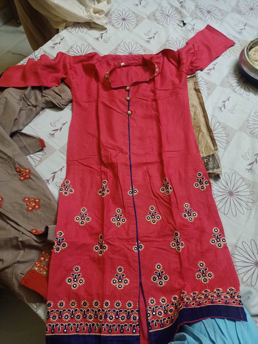 Nashra335777612's tweet photo. I ordered two pair of kurtas with palazzos of the brand Anouk from myntra. They sent me some random kurta without the palazzo. I returned it, but I didn't get my full refund. What I ordered vs what I got. @MyntraSupport @myntra https://t.co/NDP0uulE2k
