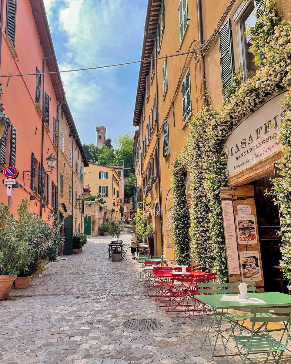 ERTourism's tweet image. It is one of the most beautiful villages in Romagna: a centre of art, poetry, culture, traditions, but above all good food &amp;amp; wine. Do you know where we are? It is 𝗦𝗔𝗡𝗧𝗔𝗥𝗖𝗔𝗡𝗚𝗘𝗟𝗢 𝗗𝗜 𝗥𝗢𝗠𝗔𝗚𝗡𝗔, in the province of Rimini | #inEmiliaRomagna #italianVillages
