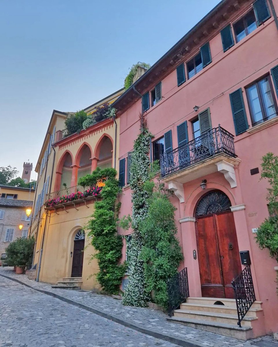 ERTourism's tweet image. It is one of the most beautiful villages in Romagna: a centre of art, poetry, culture, traditions, but above all good food &amp;amp; wine. Do you know where we are? It is 𝗦𝗔𝗡𝗧𝗔𝗥𝗖𝗔𝗡𝗚𝗘𝗟𝗢 𝗗𝗜 𝗥𝗢𝗠𝗔𝗚𝗡𝗔, in the province of Rimini | #inEmiliaRomagna #italianVillages