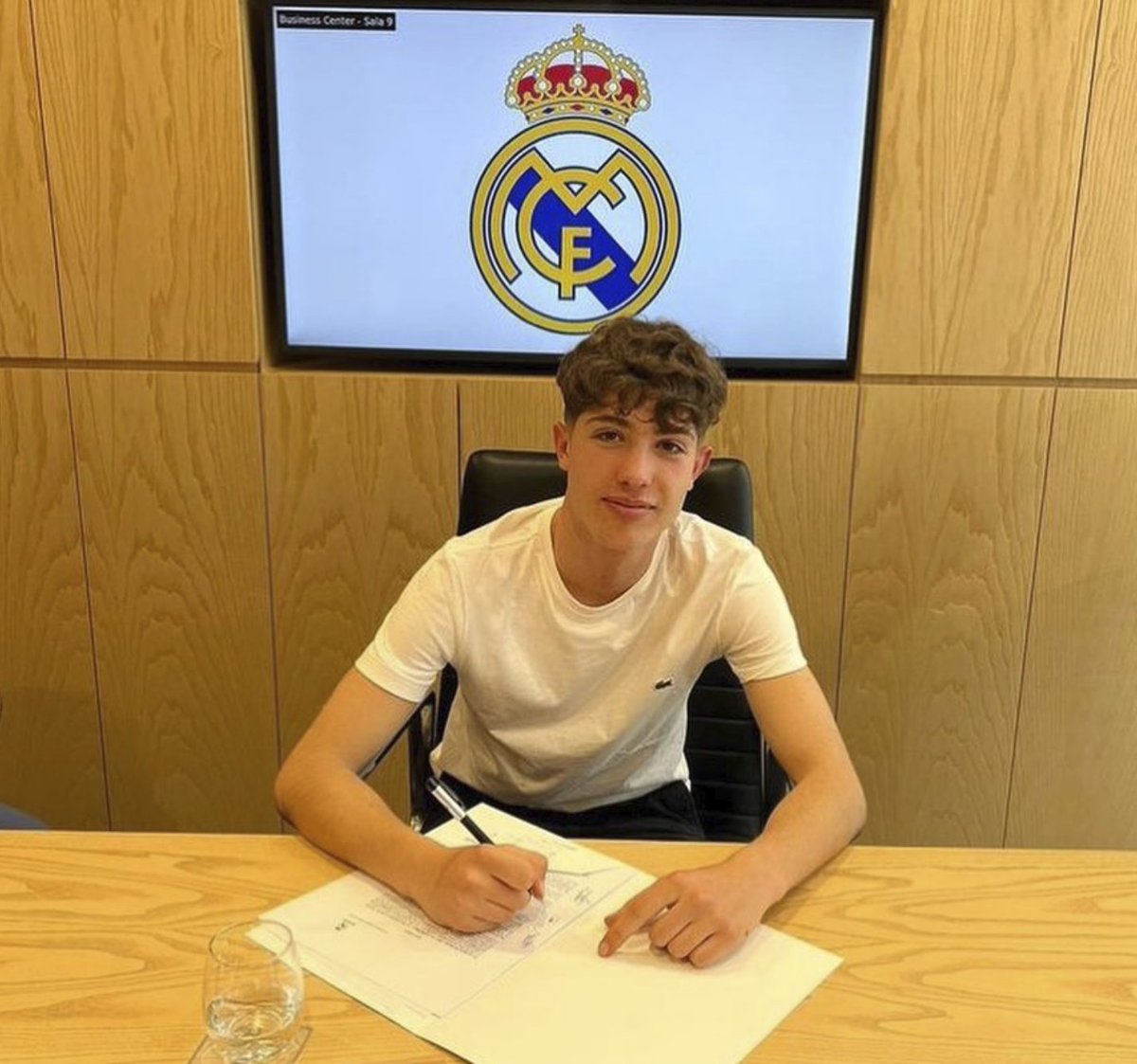 Pol Rivera, jugador del Club hasta la temporada pasada, ficha por el @realmadrid. Pol vistió la camiseta del CE Sant Gabriel en los equipos Infantil B, Infantil A, Cadete B y Cadete A. Des del club te deseamos muchísimos éxitos en esta nueva etapa! 💪🏼 ¡Felicidades, Pol!