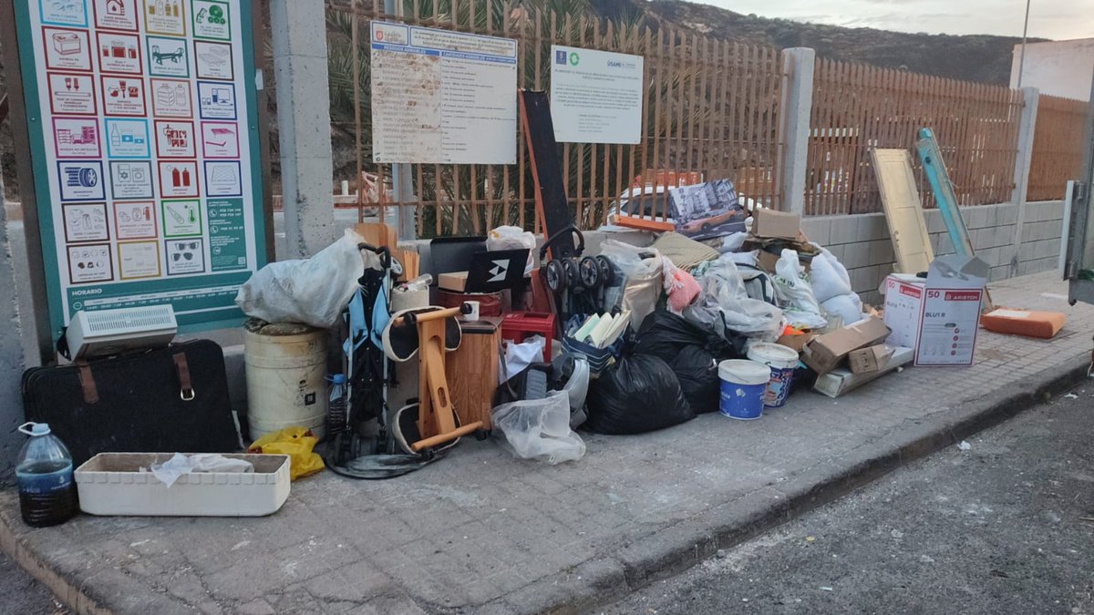 LimpiezaLPGC's tweet photo. Hoy en #ElSebadal
No tiene sentido desplazarte hasta un #PuntoLimpio y dejar tus residuos en la puerta
Abren todos los días en un horario bastante amplio, incluido fines de semana. Todo en la vida tiene un horario, todo… ¿Tan difícil es informarte y respetarlo?
#SeResponsable https://t.co/KBudh8g9Rl
