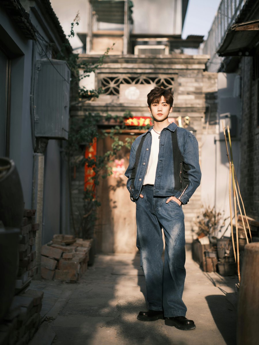 f2ma5o's tweet photo. 230606 #옌쉬쟈 기획사 웨이보 🆙

붉은 벽과 회색 기와, 해 그림자가 어우러져
옌쉬쟈와 함께 베이징의 옛 골목길을 돌아보며
옛 시절을 느껴보세요~

#焉栩嘉 #YanXuJia #เยียนสวี่เจีย https://t.co/ea6vjghV6B
