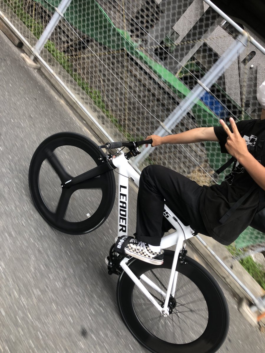 ebitenKhoda's tweet photo. 友達のピストマン@Swordcutlass65 が来ました #leaderbike #Khodabloom https://t.co/wfL7PTu6Rx