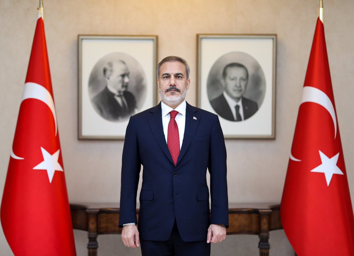 emrahceylantr's tweet photo. 📸#TürkiyeYüzyılı  dış işleri bakanı Hakan Fidan makam odasında ilk pozunu verdi.

🇹🇷Yıllarca Milli İstihbarat Teşkilatı başında ülkemize kazandırdıklarınının kat ve katını tecrübeleriyle yeni makamında ülkemiz menfaatleri doğrultusunda ülkemiz için kullanacaktır.

👌🏻Güveniniz tam.
👊🏻Dış politikada başlasın Türkiye Yüzyılı!
