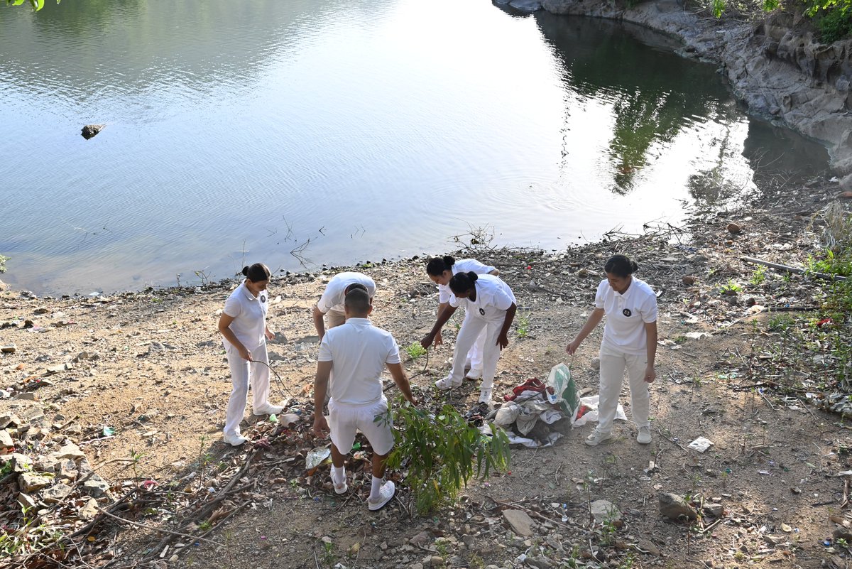 ISA_MountAbu's tweet photo. As part of social outreach ISA conducted Nakki Lake Cleanliness Drive on 6 Jun 23 by 49 Medical Officers undergoing MOCC Sl No 55 at ISA. During the campaign, the area around Nakki lake, especially at the banks, was cleared of dirt, garbage bottles, polythene, etc. https://t.co/W0gWK7t8pw