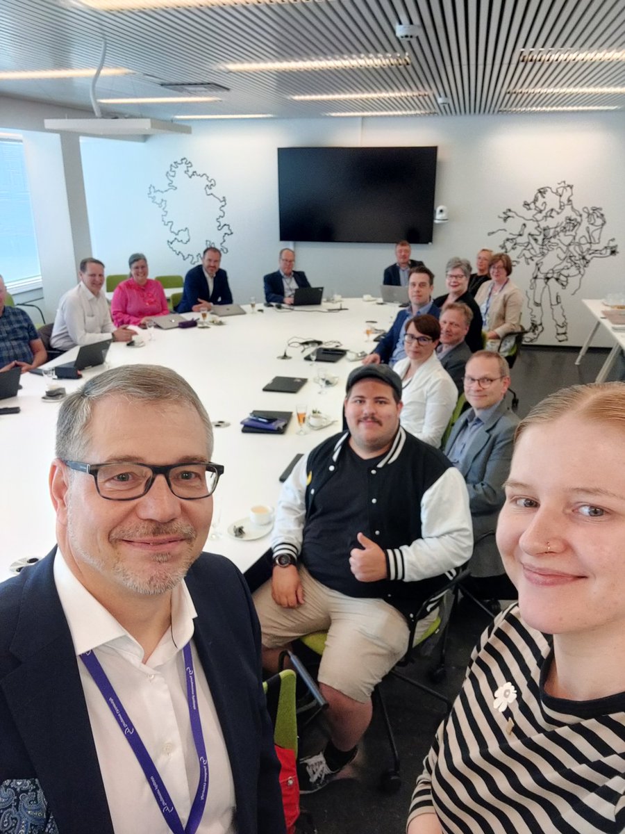 #MeOpiskelijat tänään käymässä ensimmäisessä rehtori <a href="/KeijoHamalainen/">Keijo Hämäläinen</a> pitämässä laajennetussa johtoryhmässä. Kävimme kertomassa opiskelijoiden kuulumisia, kiitos mukavasta vierailusta! @TampereUni