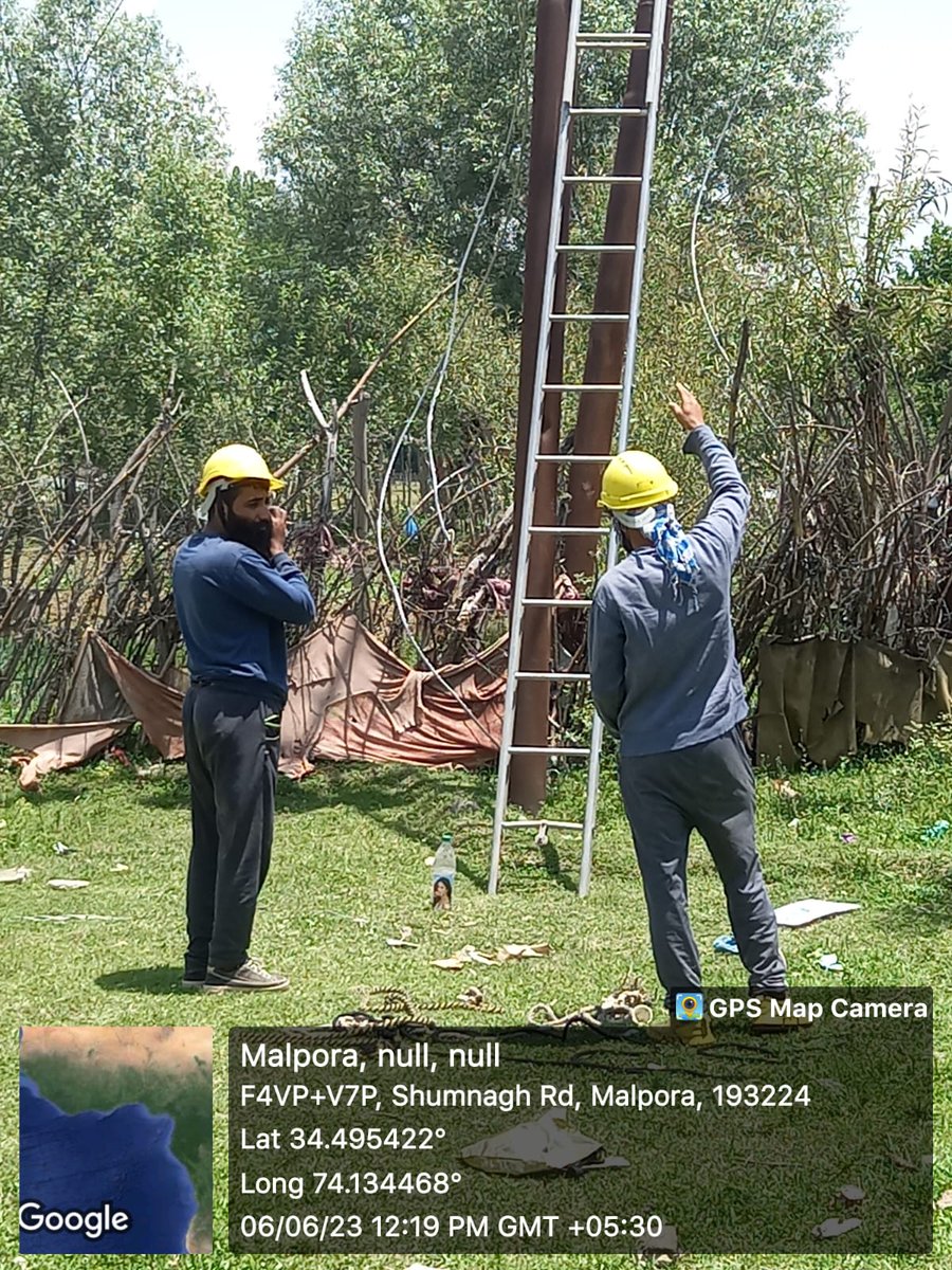 std_subkup's tweet photo. Twinning of 33Kv Kralpora line under process. @BaseerUlHaqIAS @KPDCLOfficial @SESOPOREKPDCL @KpdclS https://t.co/7dEGKBZxlv