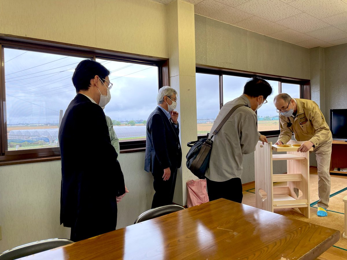 yasuide's tweet photo. 本日は令和4年度製品企画力高度化支援事業「NIKAWA」の審査員で家具の産地大川市に成果報告会出席で来てます。
ものづくりのプロが抱えている広域なデザイン課題を両プレイヤーマッチングで解決しようとする福岡県の事業となっております。
ものづくり業界における「マーケターの不在」という次の課題も浮き彫りになっている印象は受けますが、展示会などを通してつくり手が直接顧客と会うことで本当の意味でのD2Cが地方を元気にする一つの道筋な気もしてます。