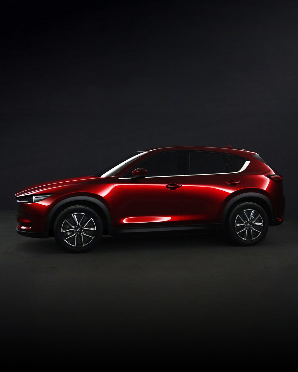 El Urushi, se lleva utilizando en las artes y artesanías de Asia Oriental desde hace miles de años. El artista Naoya Takayama, comparte  puntos en común con el cuidado que Mazda dedica a sus diseños inspirándose en esas técnicas ancestrales para desarrollar tonos de pintura