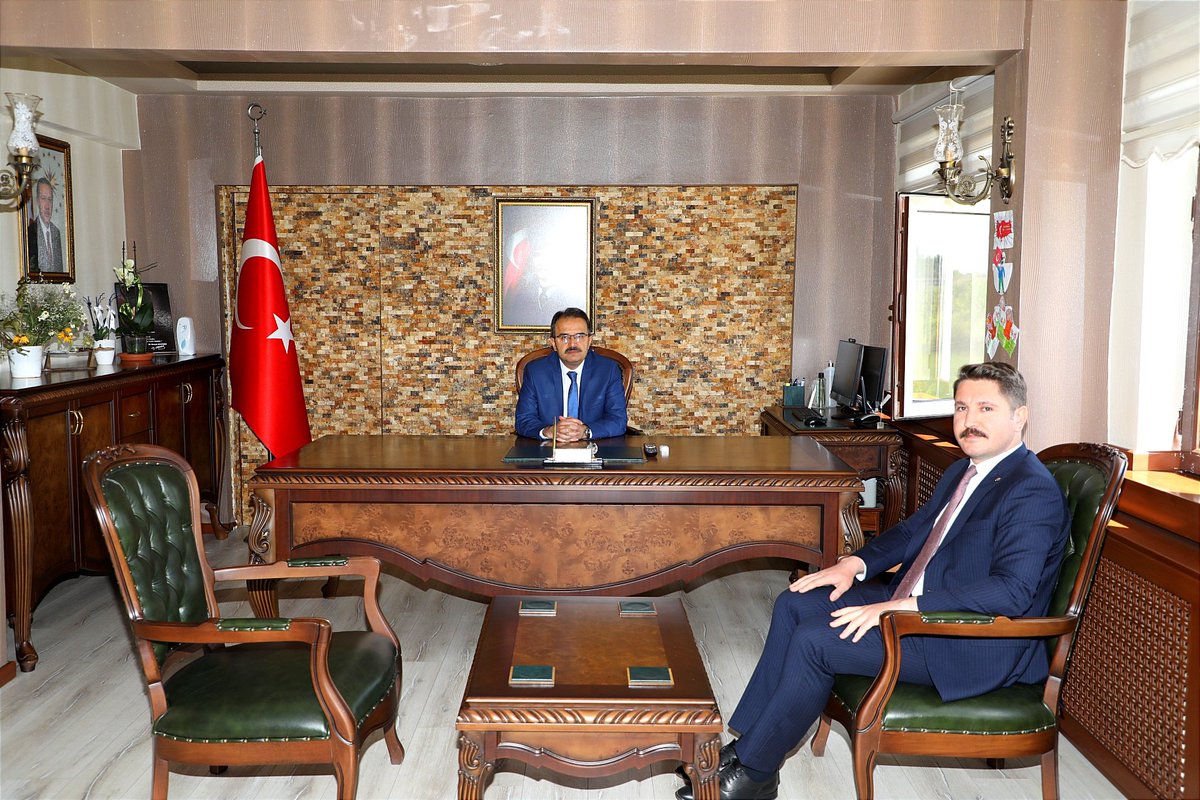 CankiriValiligi's tweet photo. Valimiz @AbdullahAyaz78, Atkaracalar Kaymakamı Zübeyir Yıldırım'ı ziyaret etti. https://t.co/x2O9XHrMOq
