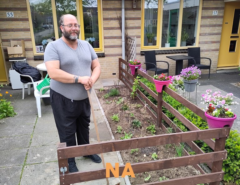 Voor Jan lukte het opzetten en bijhouden van zijn tuintje niet helemaal. Nu heeft hij een mooi groen hoekje waar hij graag mee bezig wilt gaan! 🌷🌱 

#makeover #challenge #100tuinen