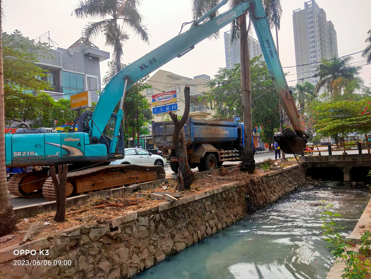 Kegiatan pengerukan saluran PHB Taman Palm, Kec. Cengkareng. Jakarta Barat
@DKIJakarta
@BPBDJakarta
@BeritaJakarta
#PasukanBiru 
#SiagaTanggapGalang
#OperasiSiagaIbuKota
#JagaJakarta
#JAKI
#SuksesJakartauntukIndonesia